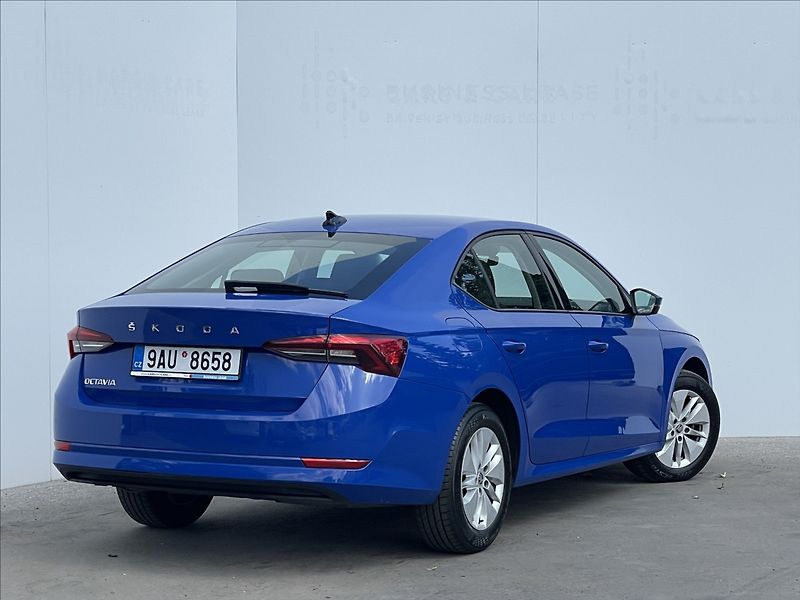 Škoda Octavia 2,0 TDI DSG Ambition ACC+TAŽNÉ - fotka 3 z 21