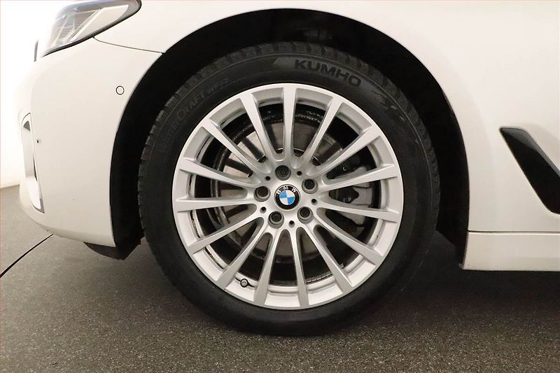 BMW Řada 5 (2020) 520d xDrive - fotka 12 z 31