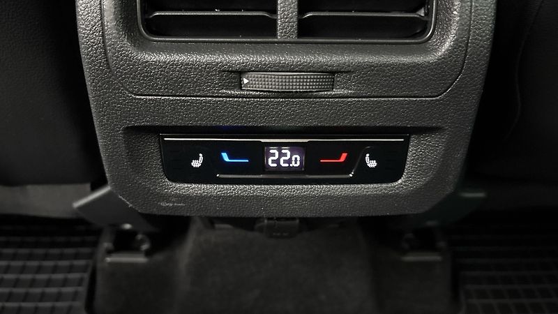 Volkswagen Touran 2.0 TDI DSG Comfortline - fotka 21 z 27