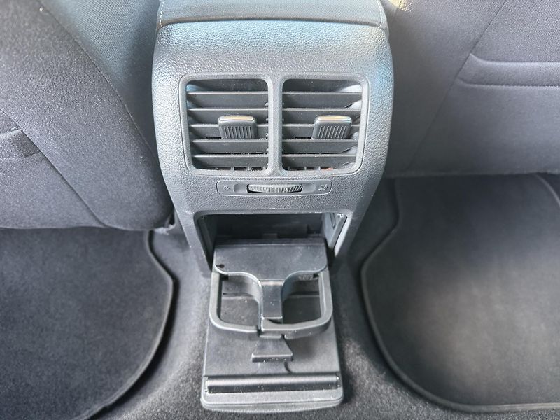 Volkswagen Golf (2011) VI 1,4i16V STYLE 1 MAJITEL - fotka 40 z 66