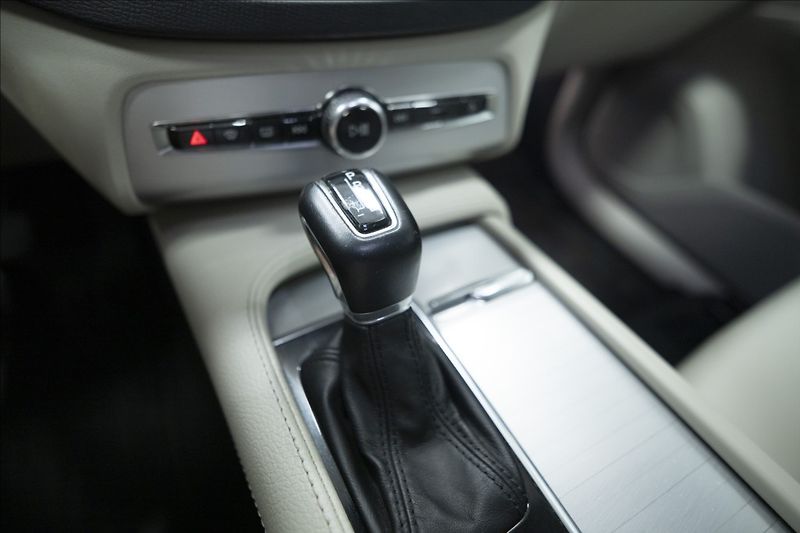 Volvo XC90 2,0 D5 AWD 1. MAJITEL ČR TAŽNÉ - fotka 21 z 44
