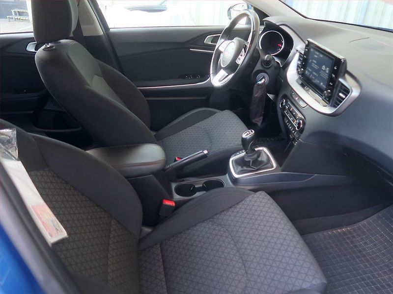Kia Ceed (2022) Silver 1.0 T-GDI, Serv.kniha - fotka 9 z 17