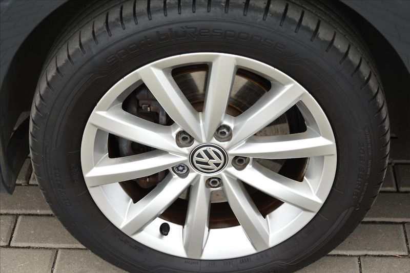 Volkswagen Golf 2.0TDi 110kW LOUNGE SERVIS.KN. - fotka 9 z 24