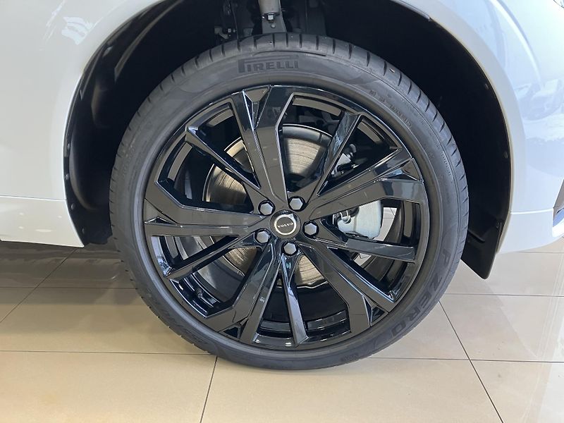 Volvo XC60 T6 AWD Black Edition Plus AT8 - fotka 5 z 47