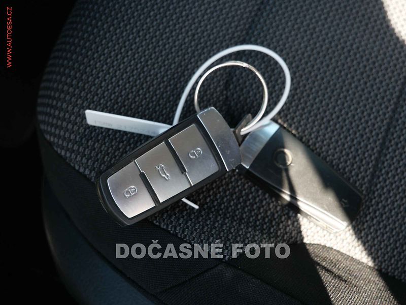 Volkswagen Passat (2014) 2.0 TDi, Navi, xenon - fotka 23 z 23