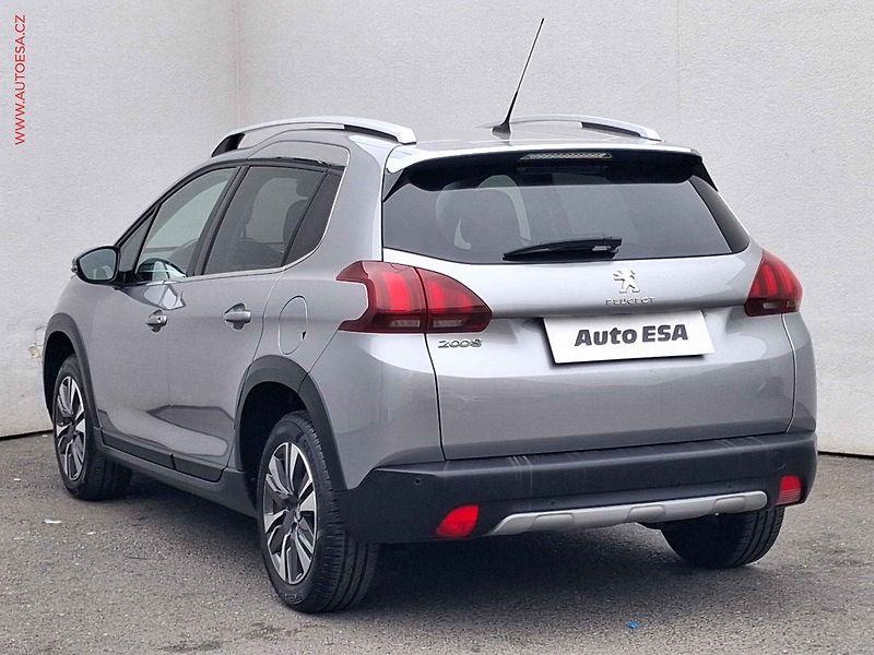Peugeot 2008 (2018) 1.2 PT, ČR, Allure, park. - fotka 6 z 20