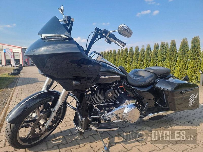 Harley-Davidson FLTR Road Glide (2019) FLTRX Road Glide - fotka 2 z 18