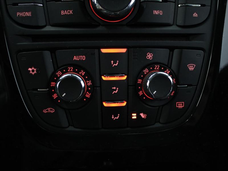 Opel Astra 1,6 CDTi 81kW Cosmo Výprodej - fotka 14 z 19