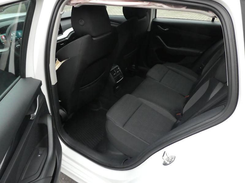 Škoda Octavia Kombi 2,0TDi 110kW automat  - fotka 14 z 15