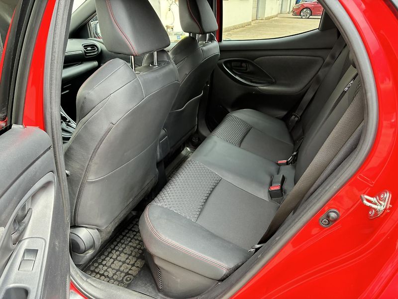 Toyota Yaris 1.5 HSD e-CVT Premier Edition - fotka 11 z 23