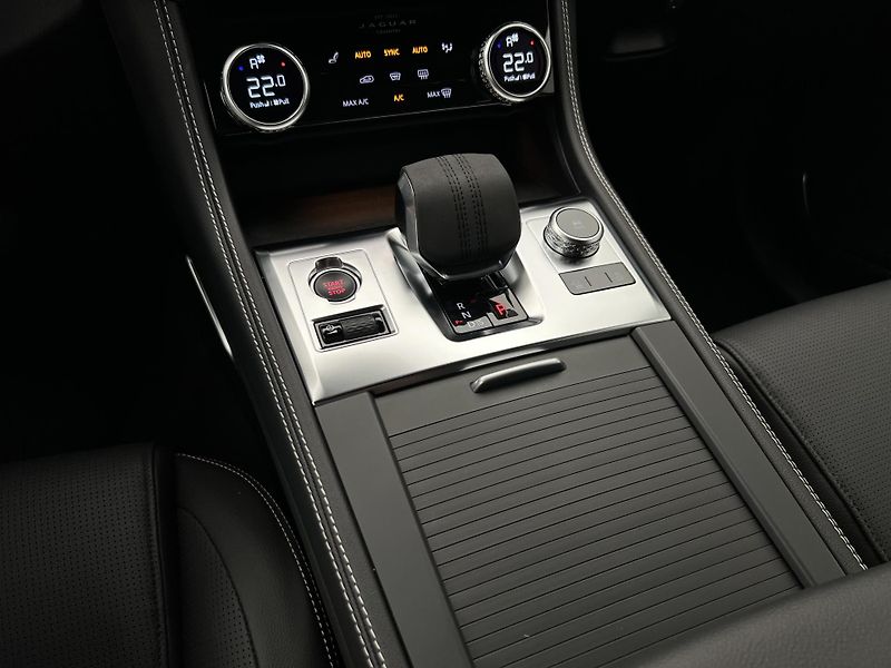 Jaguar F-Pace D200 R-DYNAMIC S AWD AUT - fotka 27 z 44