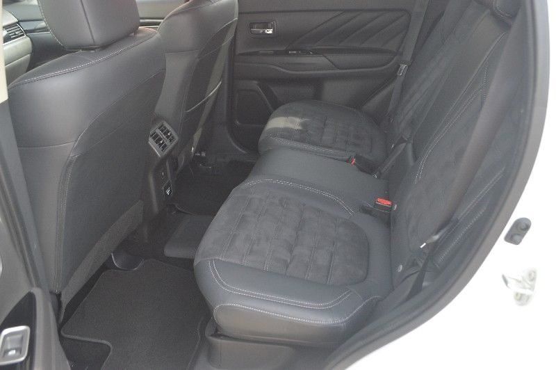 Mitsubishi Outlander 2,4 4x4 - fotka 5 z 26