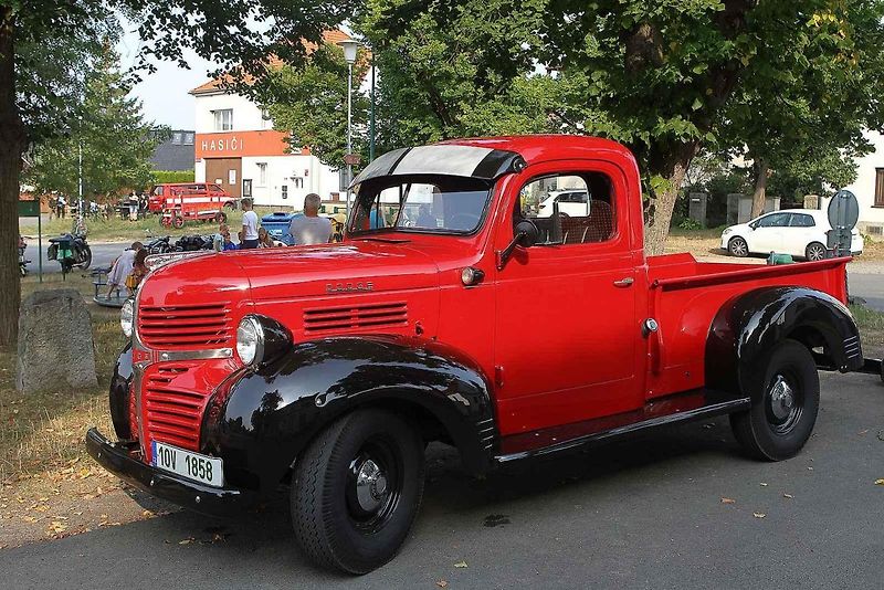 Krása a elegance starých strojů na veteránské vyjížďce plzeňského Veteran Car Clubu v Radobyčicích.