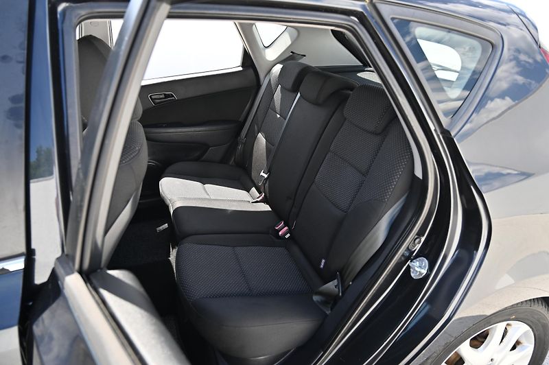 Hyundai i30 1.4 80KW Edition+  LPG 6/2010 - fotka 29 z 36
