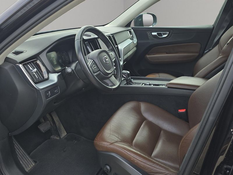Volvo XC60 (2018) 2.0 D4 Drive-E A/T 140kW 4x4, - fotka 23 z 27