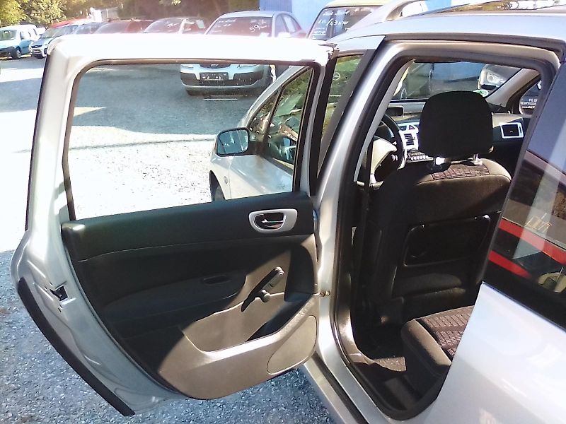 Peugeot 307 (2007) 1.6i 16V SW, kola navíc - fotka 24 z 32