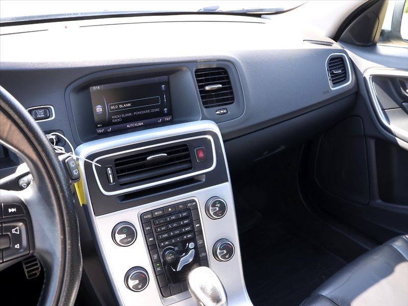Volvo V60 2,4 D4 V5 Aut. AWD R-design - fotka 19 z 32