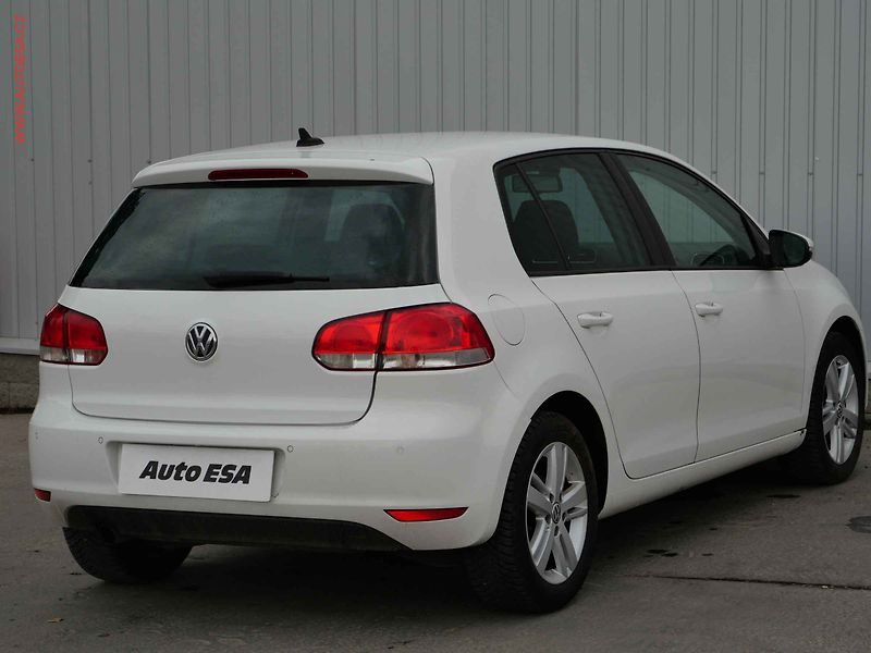 Volkswagen Golf (2011) 1.6 TDi, DSG, navi, park - fotka 4 z 20