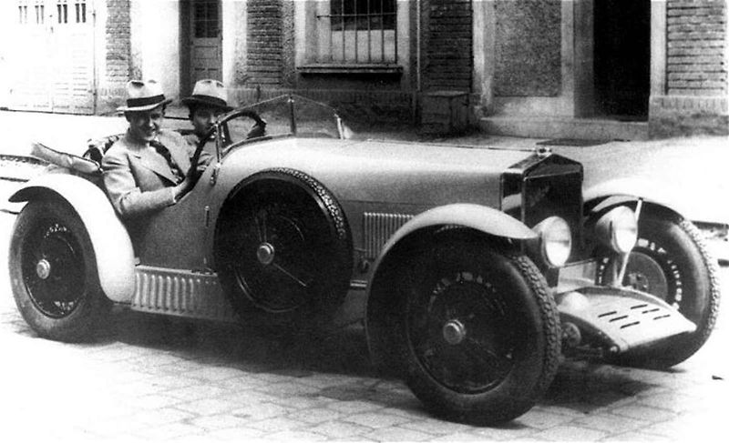 Před 100 lety se v továrně Wikov rozhodli pro zahájení výroby automobilů. Na snímku je renovovaný Wikov 35 Kapka, první československý aerodynamický automobil.