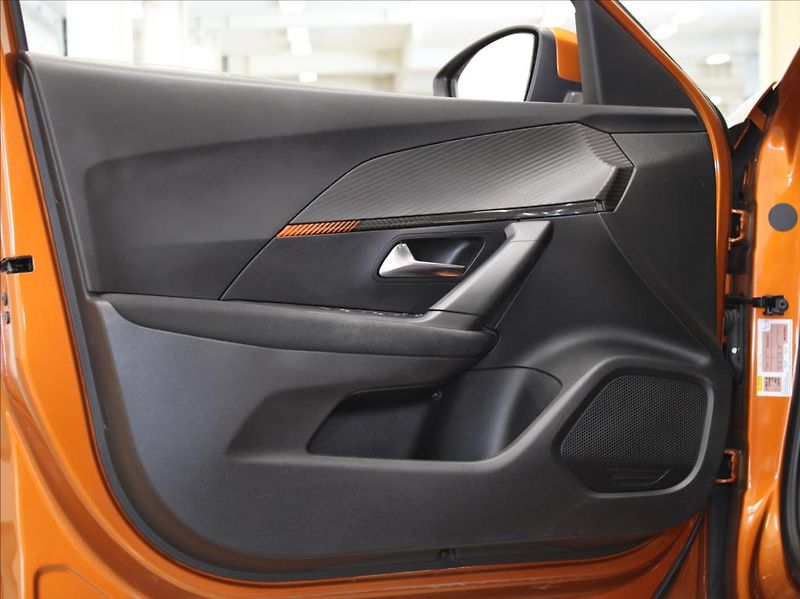 Peugeot 2008 1,2 PT 74kW 2.maj.ČR 52tkm. - fotka 14 z 22