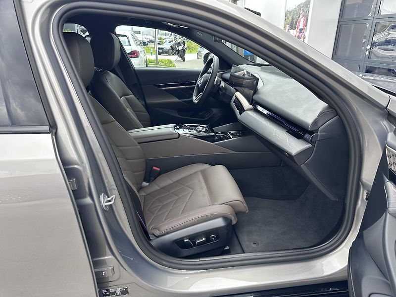 BMW Řada 5 520d xDrive M-Sport PRO - fotka 9 z 37