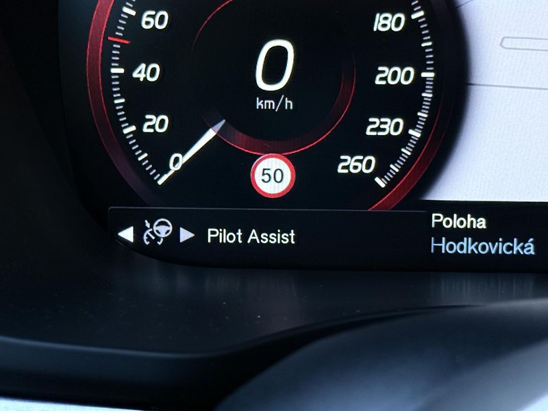 Volvo XC60 T5 AWD // MOMENTUM PRO  - fotka 27 z 49