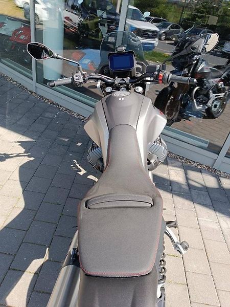 Moto Guzzi V 85 TT (2025) V 85 Strada Grigio Brera - fotka 10 z 10