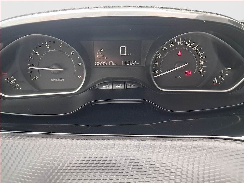 Peugeot 2008 (2019) 1.2 PureTech, Serv.kniha - fotka 11 z 17
