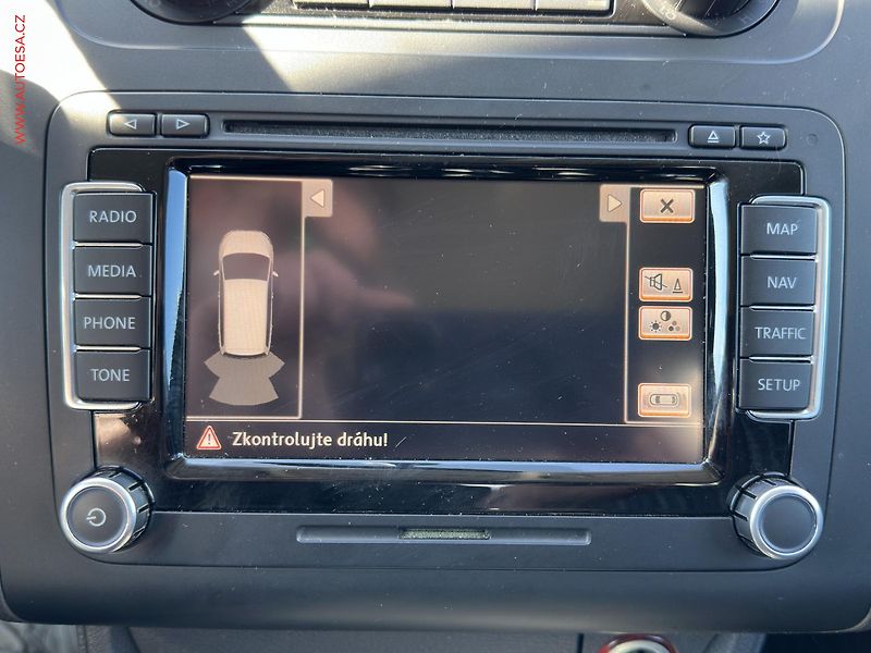Volkswagen Touran (2011) 2.0 TDi, DSG, bixen - fotka 16 z 20