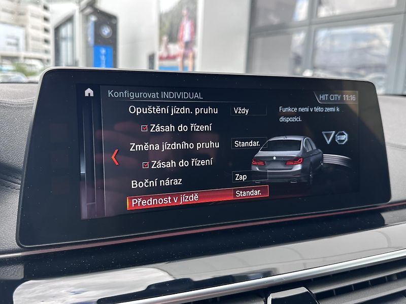 BMW Řada 5 M550d xDrive - fotka 25 z 33