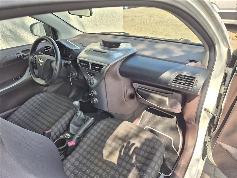 Toyota iQ 1,0 i 50Kw Klima Webasto ALU - fotka 18 z 26