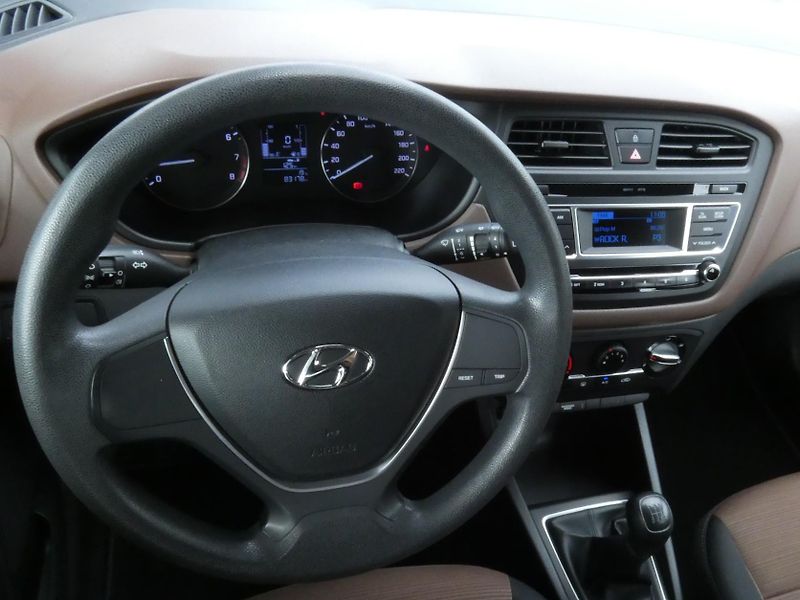 Hyundai i20 1,2 /55kW - fotka 18 z 30