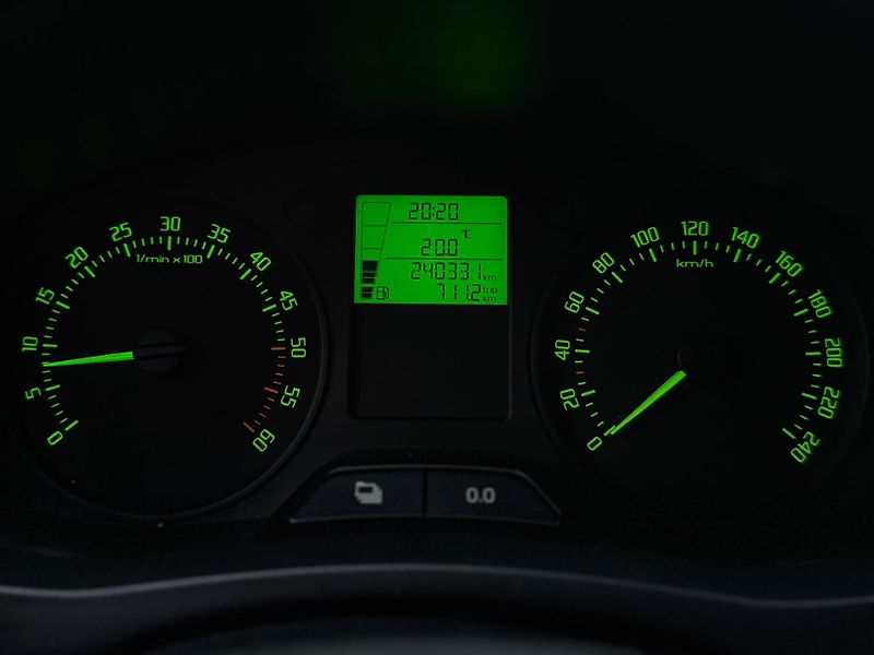 Škoda Roomster 1.6TDI ROZVODY TAŽNÉ KLIMA   - fotka 13 z 25