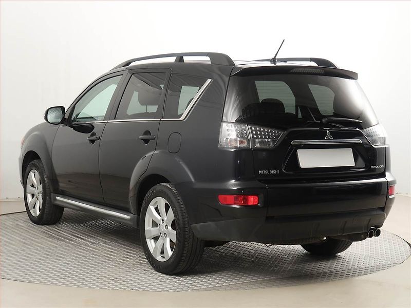 Mitsubishi Outlander (2012) 2.2 DI-D, 4X4, 7 míst, ČR - fotka 4 z 15