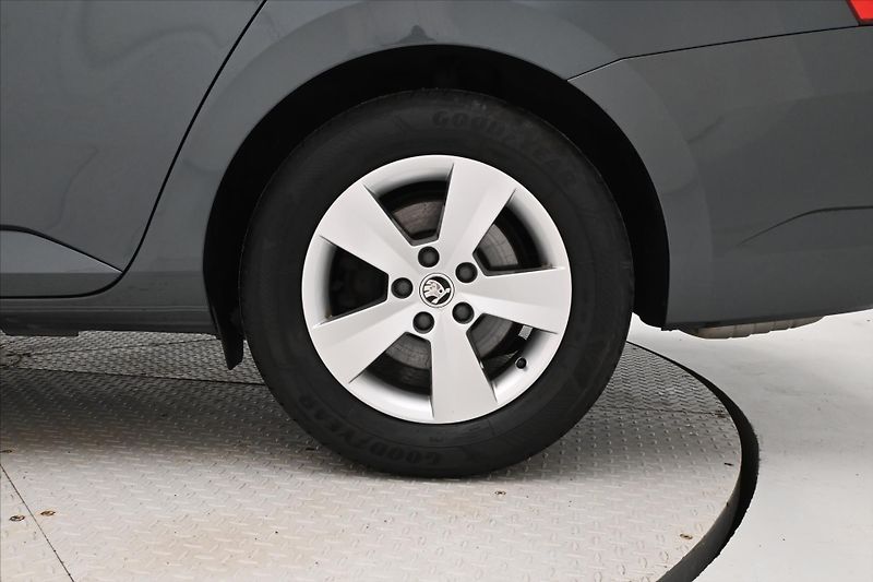 Škoda Superb 1,5 TSI 110 kW Ambition Záruka - fotka 30 z 30