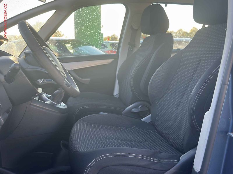 Citroën Grand C4 Picasso (2010) 1.6 HDi 7míst, 1.maj, autoAC - fotka 9 z 20