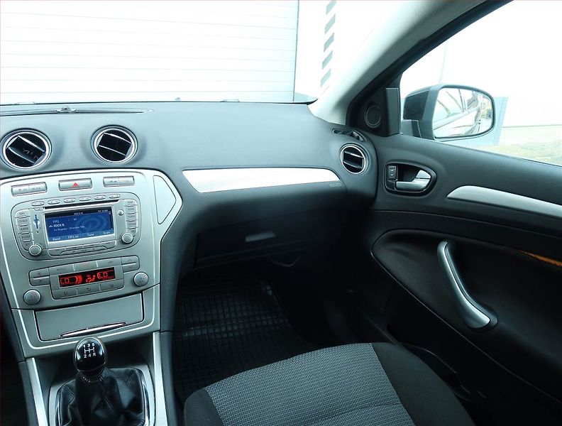 Ford Mondeo (2008) Trend 2.0 16V, Serv.kniha - fotka 8 z 17