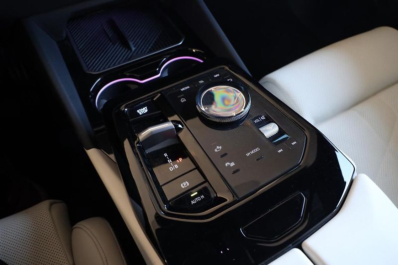 BMW i5 xDrive 40 - fotka 9 z 32