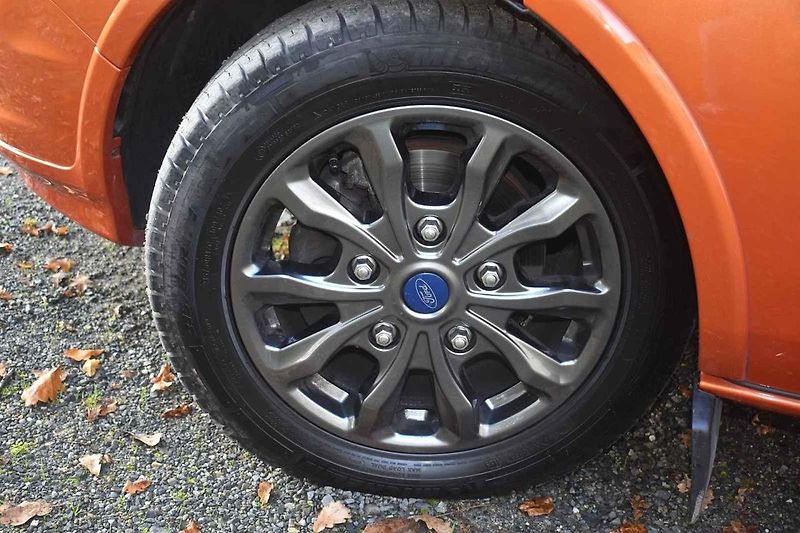 Ford Tourneo Custom je dobře jezdící vůz pro opravdu velké rodiny
