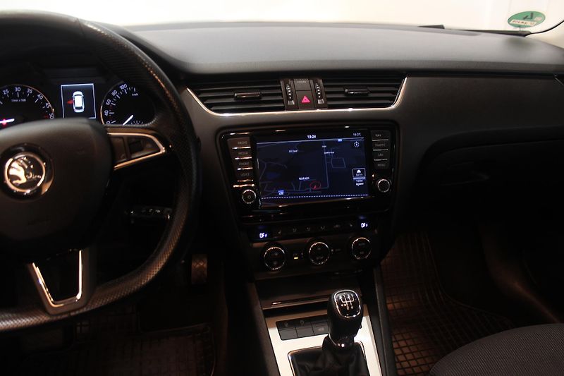 Škoda Octavia (2015) 1.6 TDI Navi Tažné Elegance - fotka 30 z 31