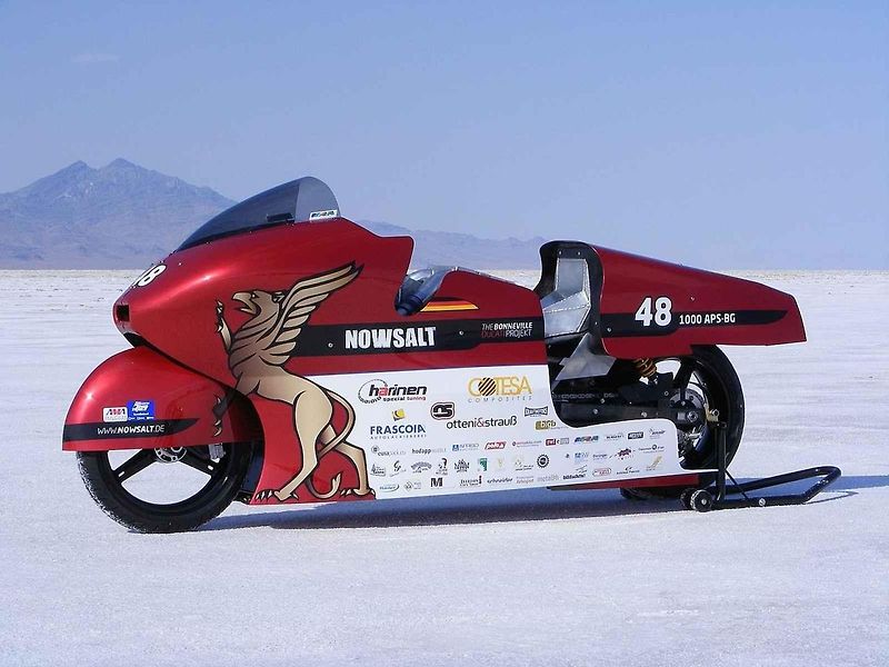 Vítejte v Bonneville Salt Flats! Cedule, která vítá návštěvníky solného jezera, kde se dosahuje rychlostních rekordů.