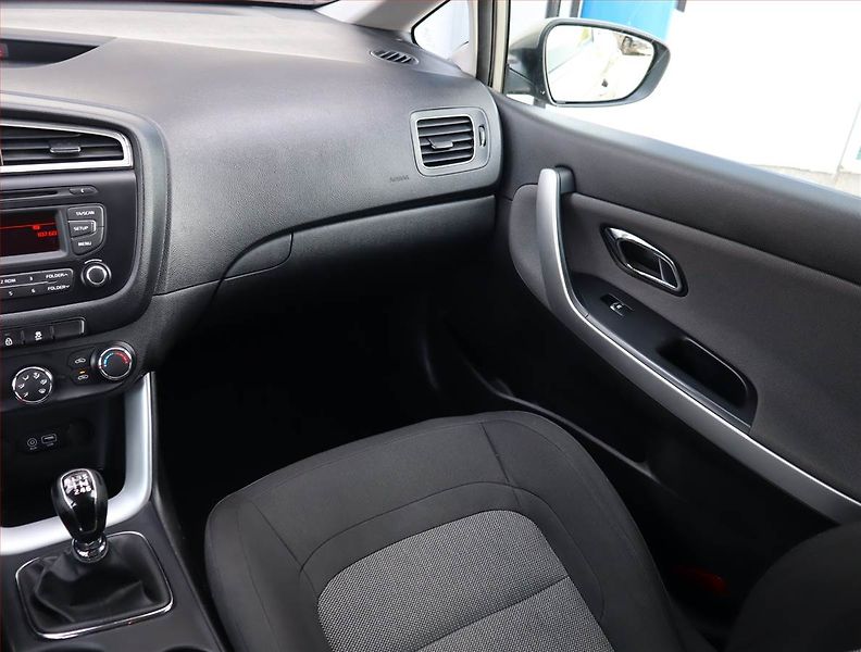 Kia Ceed (2016) Silver 1.4 CVVT, Serv.kniha - fotka 8 z 15