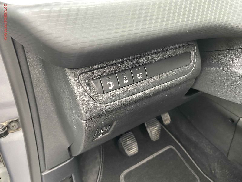 Peugeot 2008 (2017) 1.2 PT, Allure, navi, kamera - fotka 14 z 17