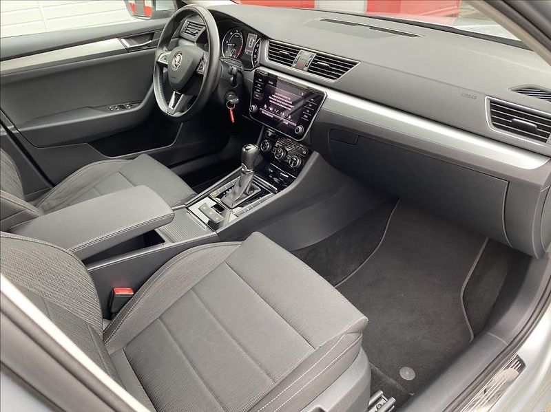 Škoda Superb 2,0 TDi  EXECUTIVE / DSG / NAV - fotka 23 z 37