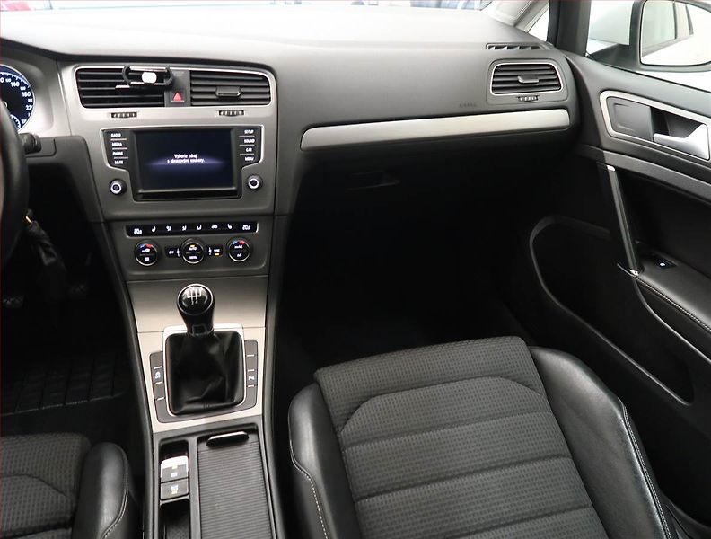Volkswagen Golf (2016) 1.6 TDI, Serv.kniha, Xenony - fotka 8 z 13