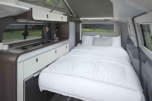 Campervan Swift Monza má i oficiální licenci Fordu. Vznikl z dodávky Transit. Kompaktní rozměry jsou stále vhodné pro rodinu.