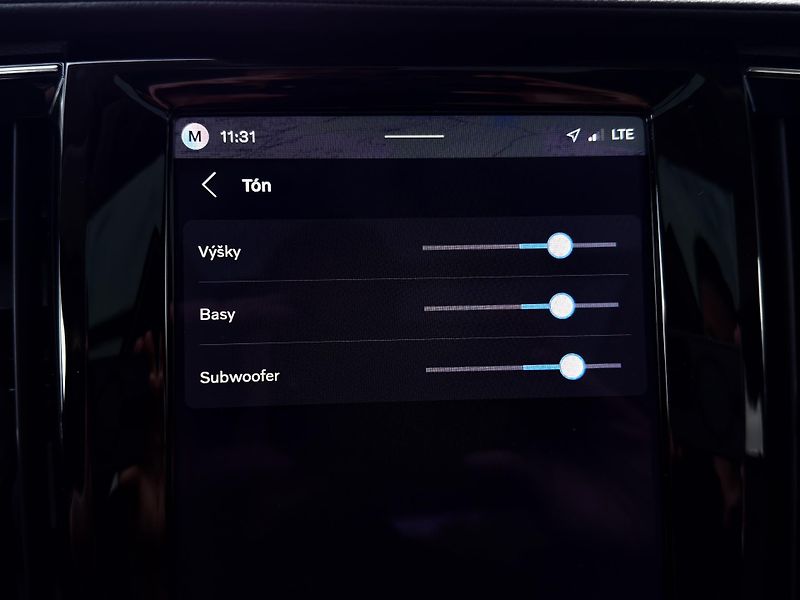 Volvo V90 T8 AWD ULTRA DARK + zimní kola - fotka 43 z 53