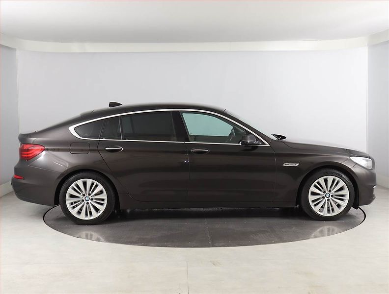 BMW Řada 5 (2017) 530d xDrive GT - fotka 6 z 26