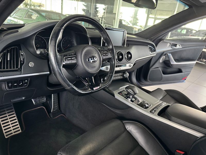 Kia Stinger 3,3TGDI V6*4WD*HUD*360kam*DPH - fotka 11 z 44