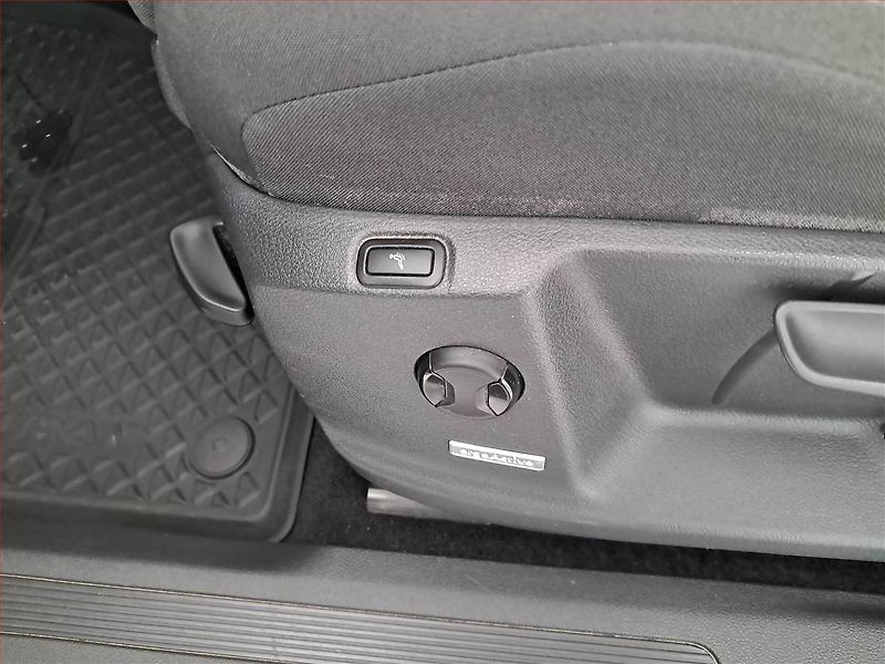 Volkswagen Touran (2020) 2.0 TDI, Serv.kniha, Navi - fotka 17 z 20